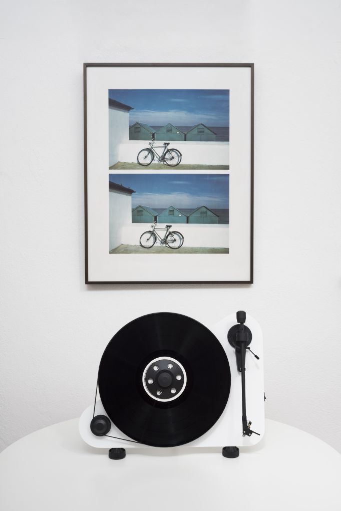 PJ-VT-E-BT-OM5E-white-lifestyle-hires Pj Vt E Bt Om5e White Lifestyle in white room with a picture of a bike