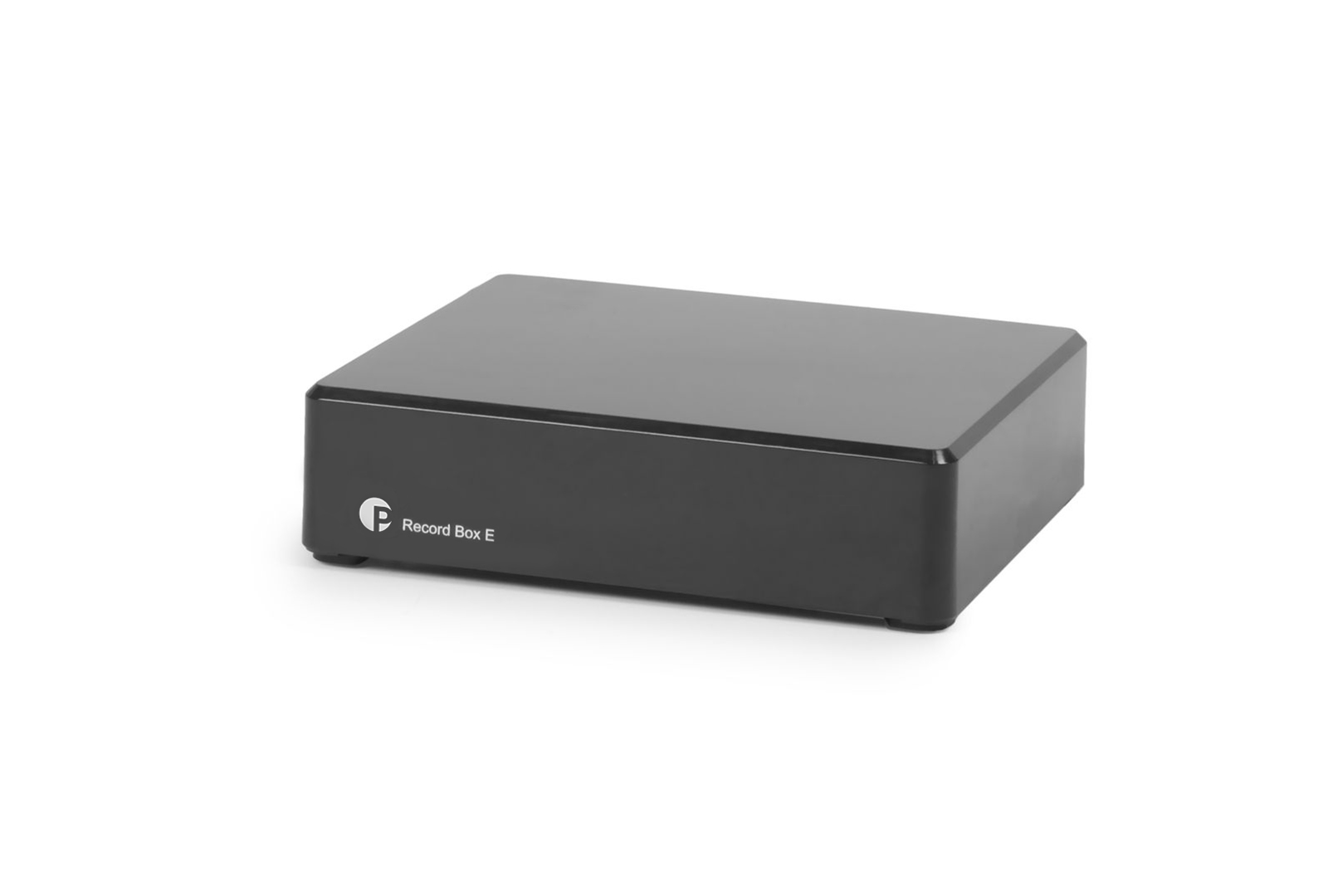Pro-Ject Record Box E, detail lesklé černé skříňky s logem Pro-Ject