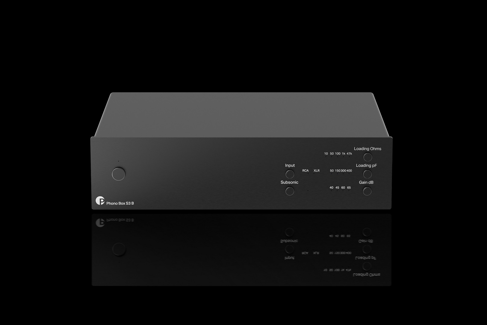Vnitřek Pro-Ject Phono Box S3 B &mdash; modrá deska plošných spojů s diskrétními součástkami nad stříbrnou skříňkou