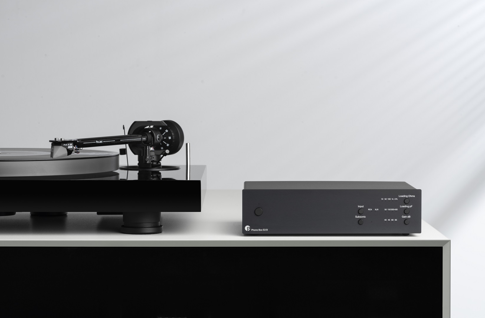 Pro-Ject Phono Box S3 B ve stříbrném provedení, čelní panel s ovládáním zesílení, impedance a kapacity